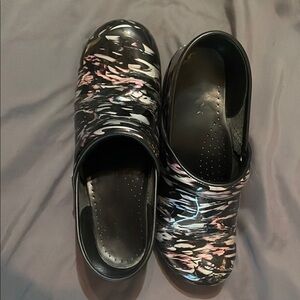 Stylish Women's Clogs in Black and Pink